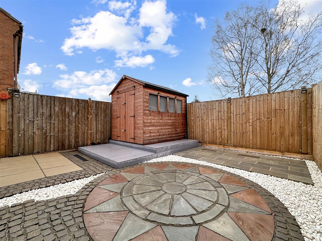 Property photo 3 of 17 Lovely Landscaped Garden 496