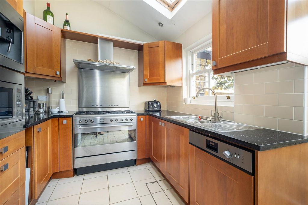 Property photo 3 of 12 17-Tolverne-Road-0014 Copy.Jpg