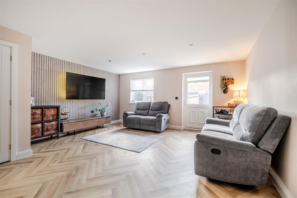 Property photo 2 of 16 Sitting Room