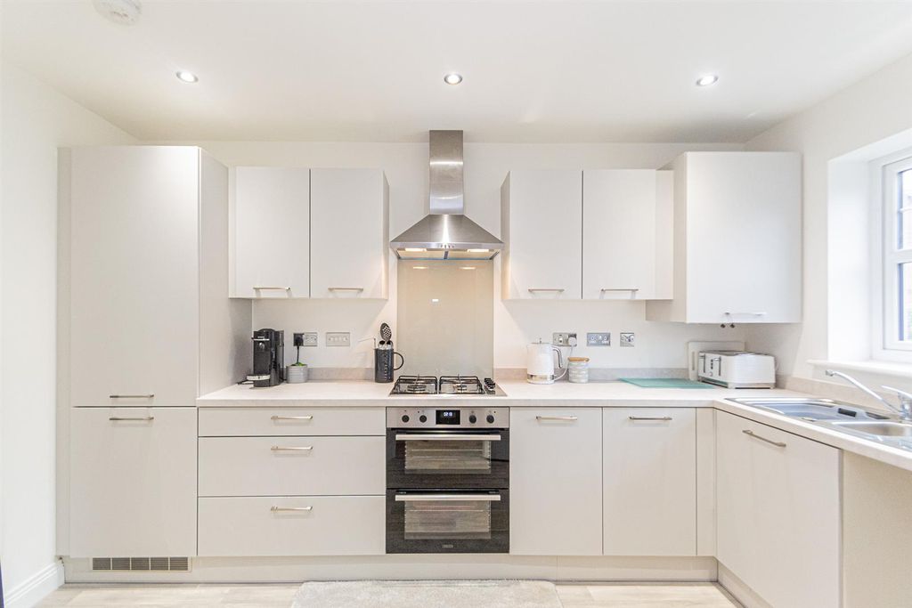 Property photo 2 of 22 Dining Kitchen
