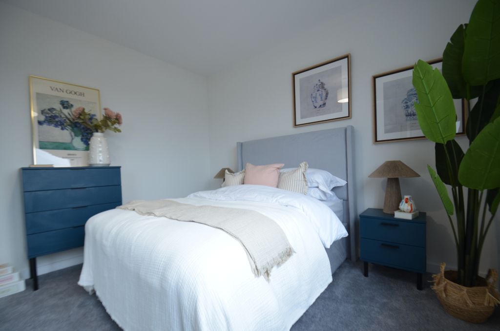 Property photo 2 of 5 Flat 8 Bedroom Actual