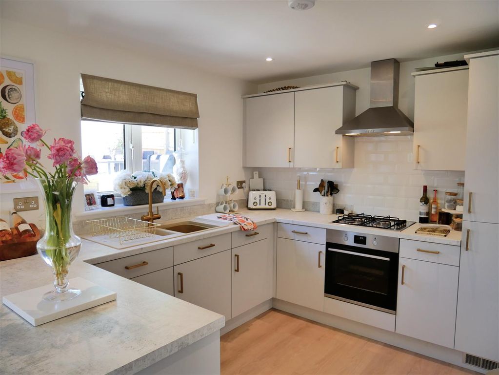Property photo 3 of 28 Dining Kitchen