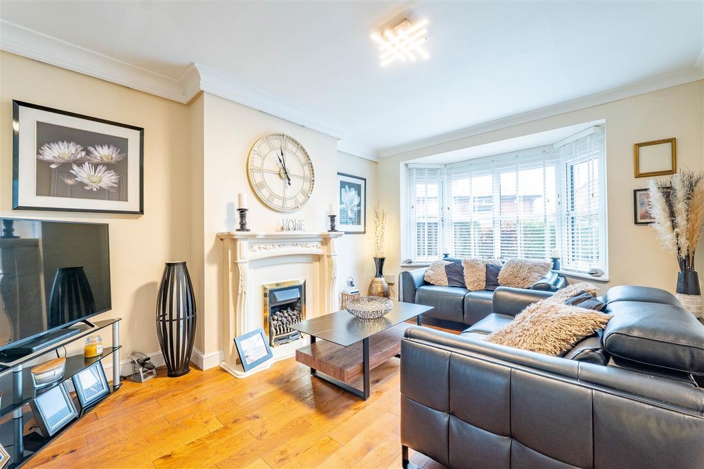 Property photo 2 of 33 Lounge