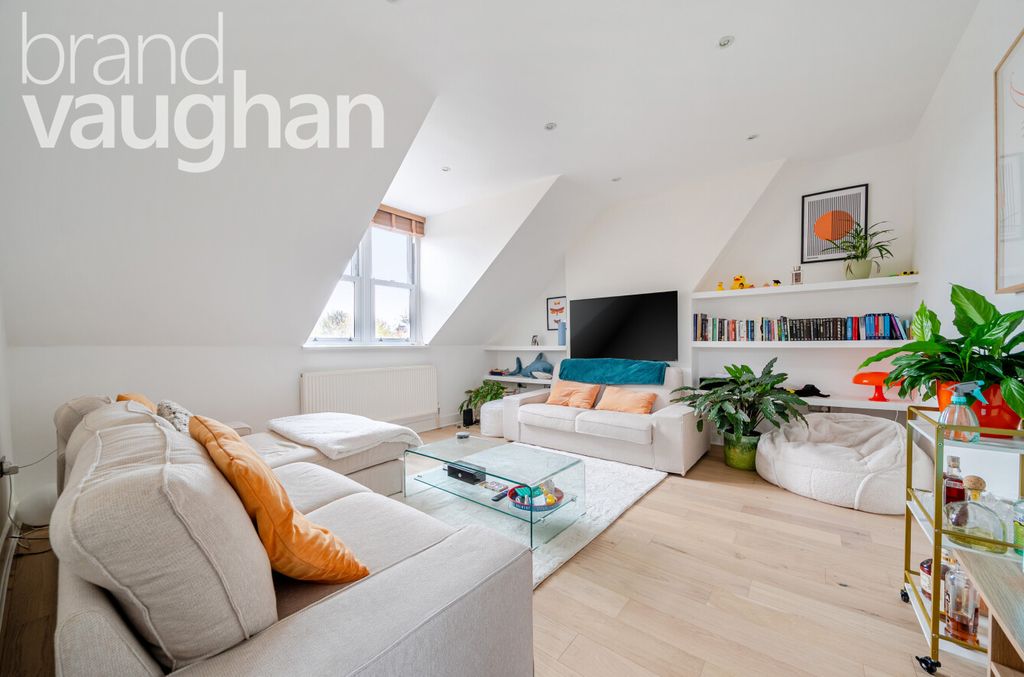 Property photo 3 of 13 Lounge