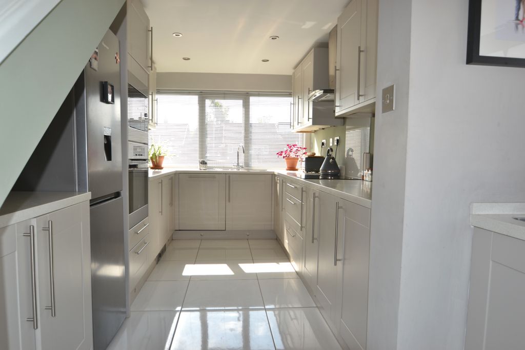 Property photo 3 of 32 Kitchen