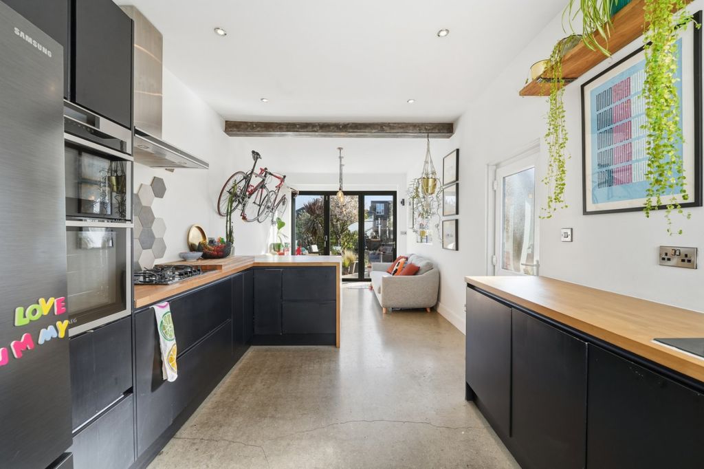 Property photo 2 of 22 Picture No. 11