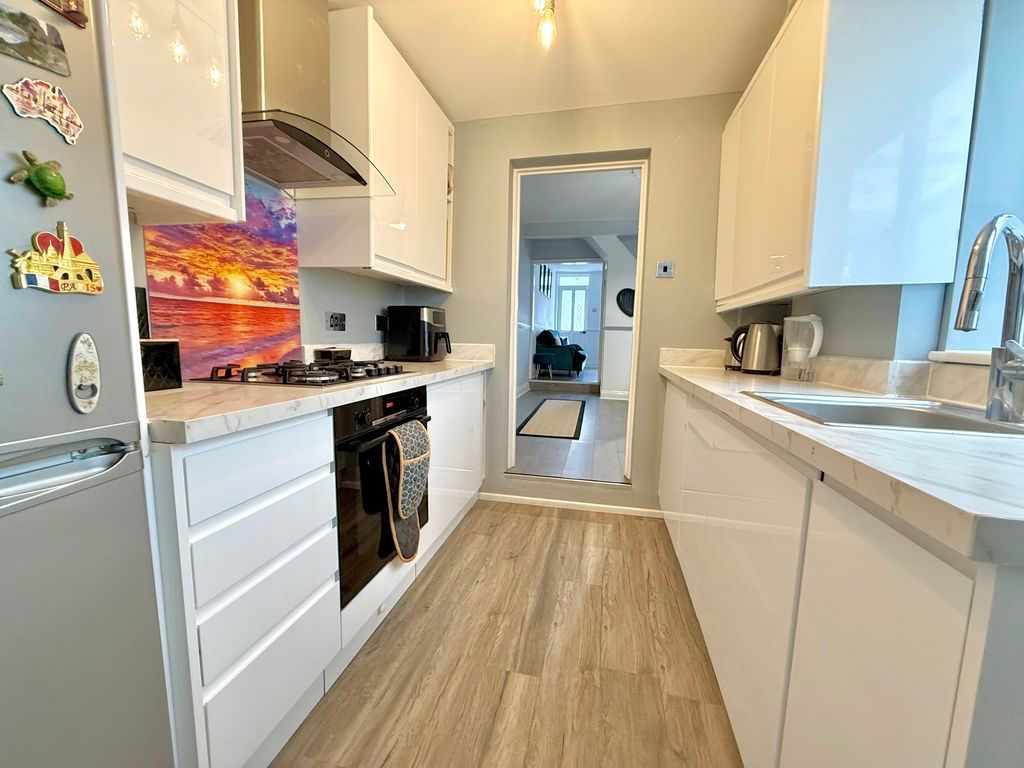 Property photo 3 of 17 Kitchen