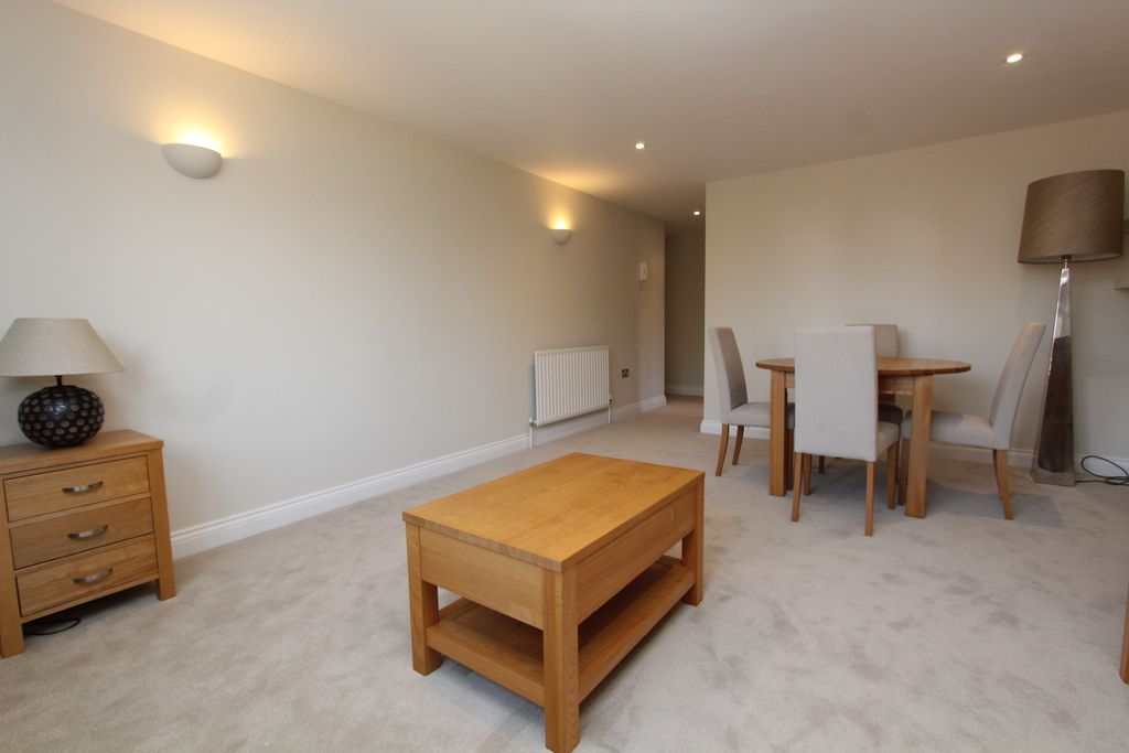 Property photo 3 of 8 Photo 04