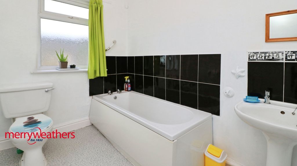 Property photo 2 of 12 Bathroom