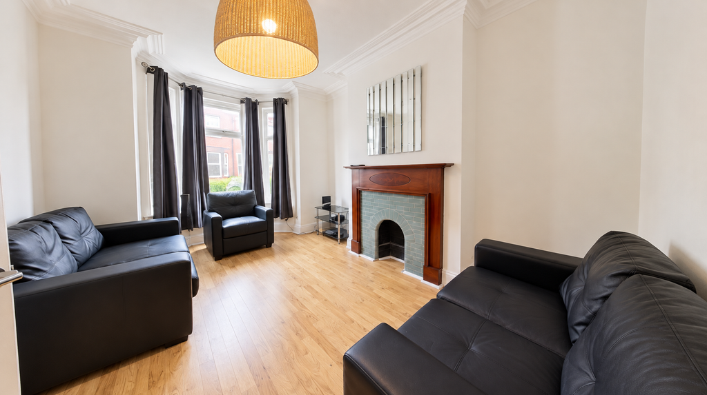 Property photo 1 of 10 Bright Modern Living Room With Bay Window