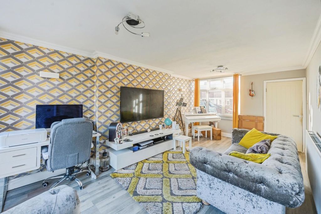 Property photo 3 of 18 30Carltoncrescent-4.Jpg