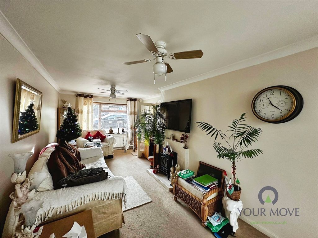 Property photo 3 of 17 Lounge