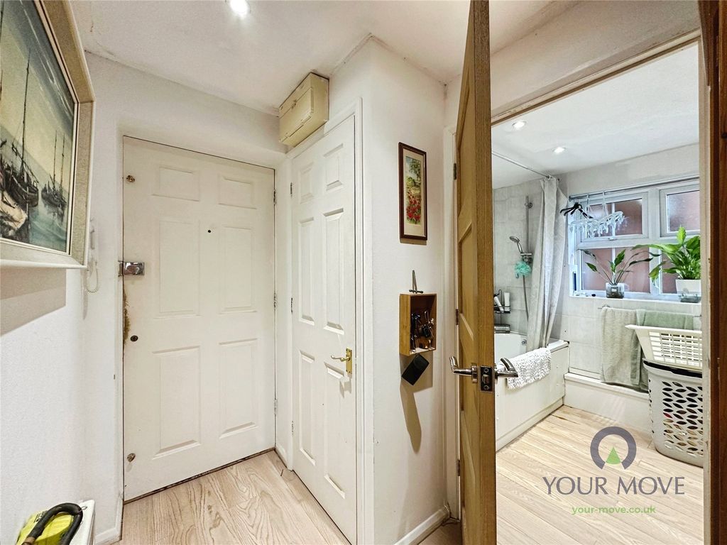 Property photo 2 of 8 Hallway