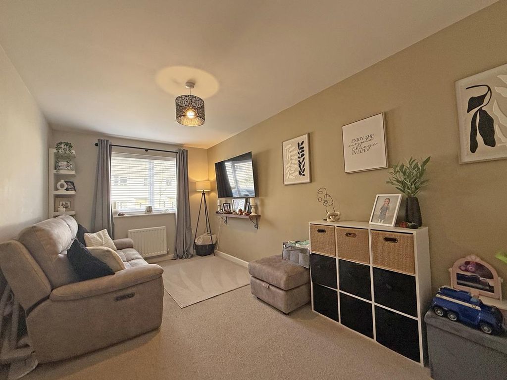 Property photo 2 of 17 Rosedown Avenue 16 - Lounge Front.Jpg