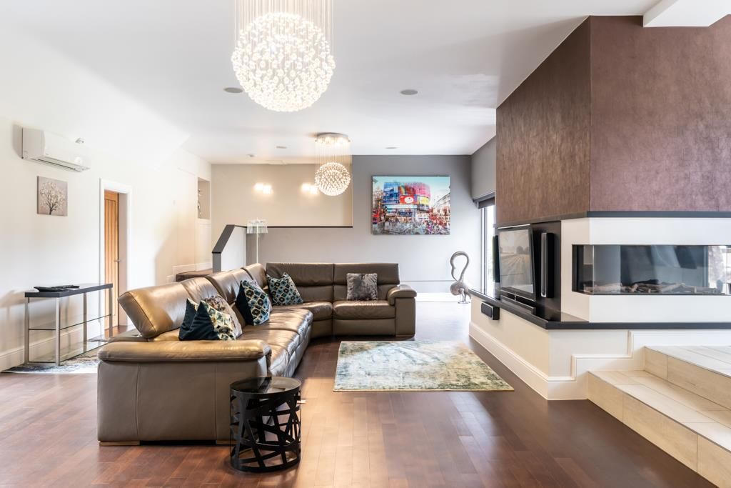 Property photo 2 of 35 Lounge