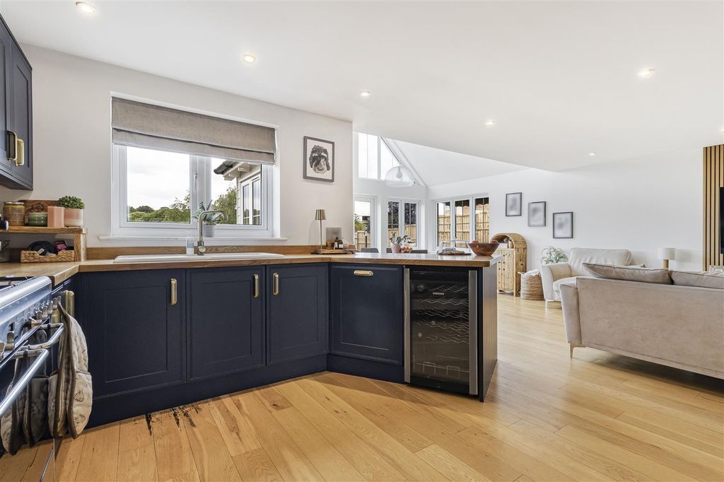 Property photo 3 of 27 11_80719.Jpg