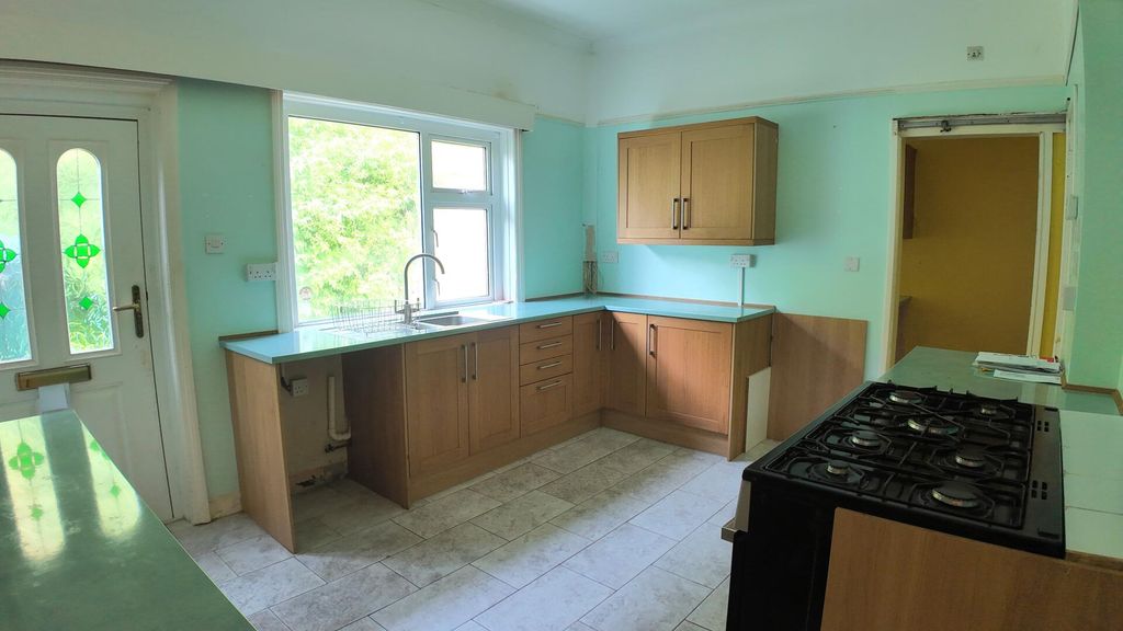 Property photo 3 of 12 Kitchen