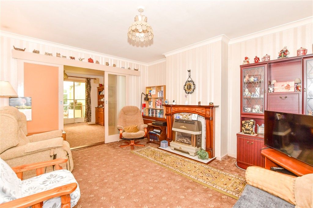 Property photo 3 of 11 Lounge