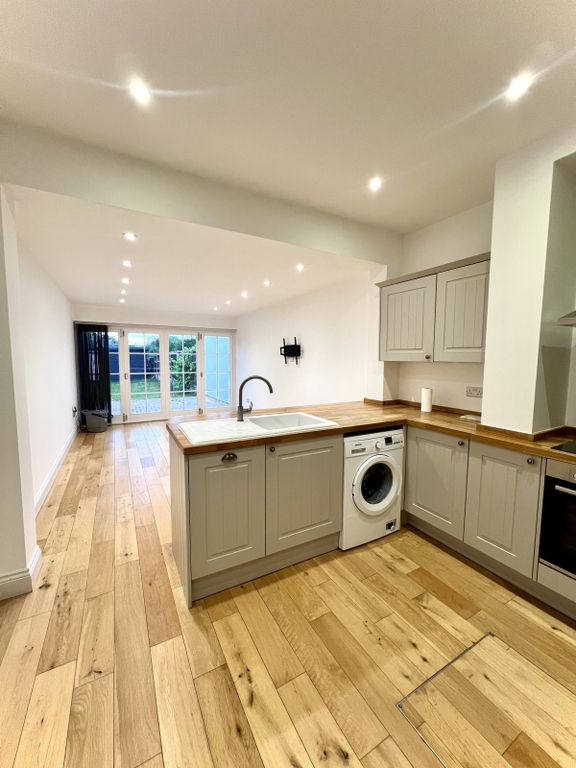Property photo 1 of 21 Spacious 2-Bedroom Semi-Detached House – Potters Bar