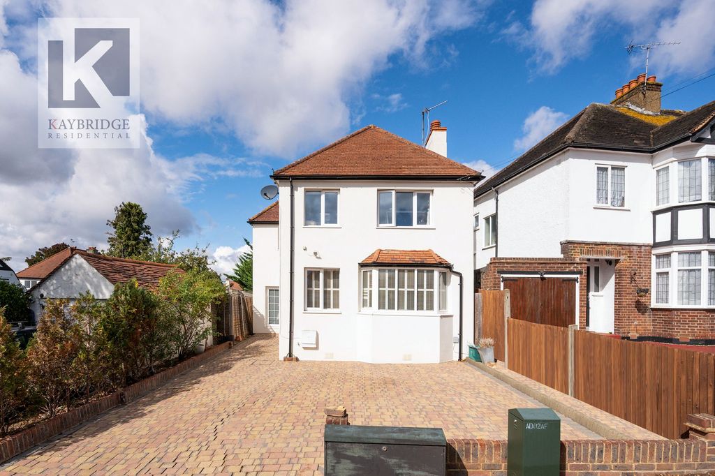 Property photo 1 of 19 Waverley Road, Epsom - Kt17 2Lj