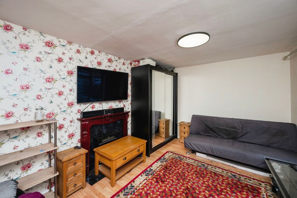 Property photo 2 of 20 Lounge