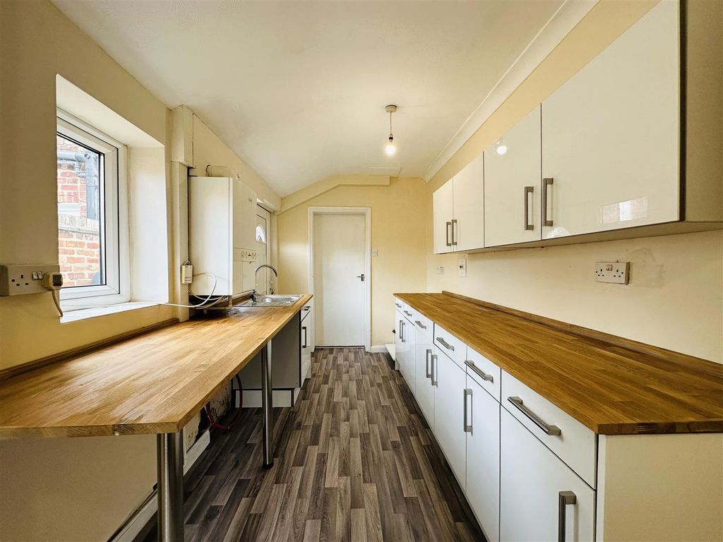 Property photo 2 of 18 Kitchen