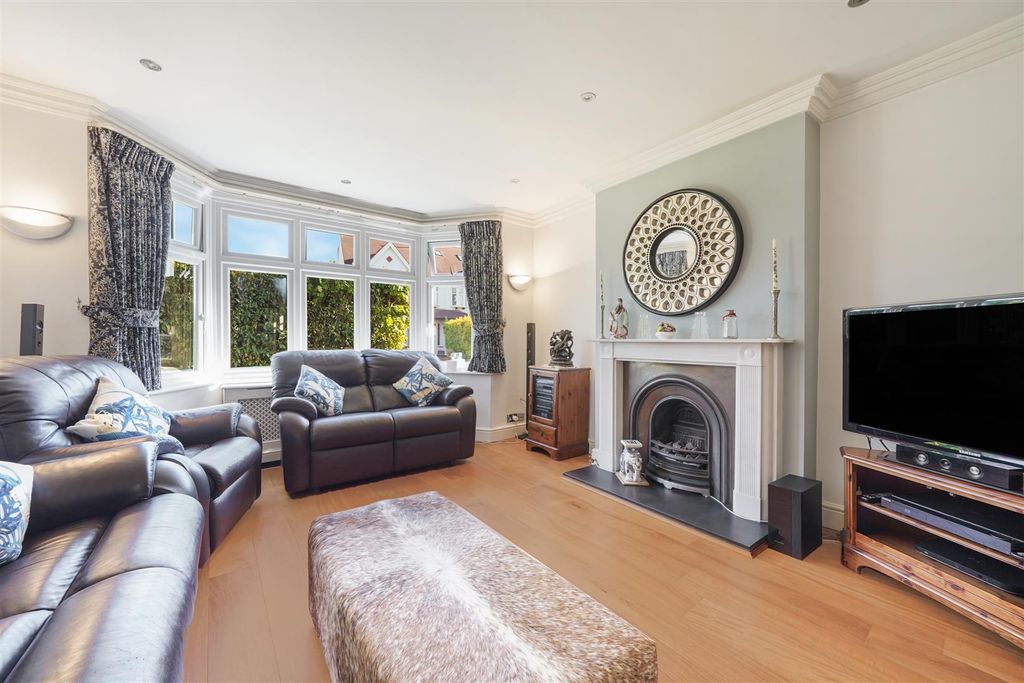 Property photo 3 of 32 16 Clarendon Gardens - Yihnipltakjffzqrvbha.Jpg