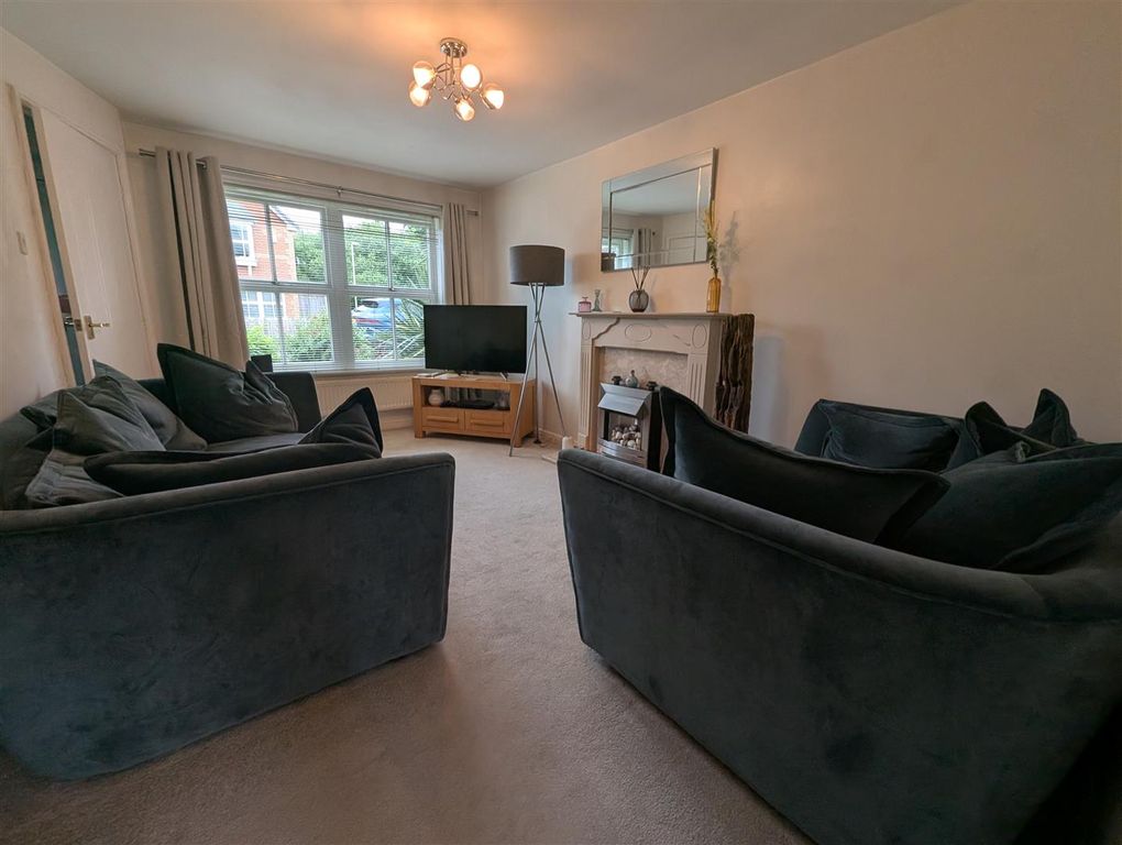 Property photo 2 of 11 Lounge