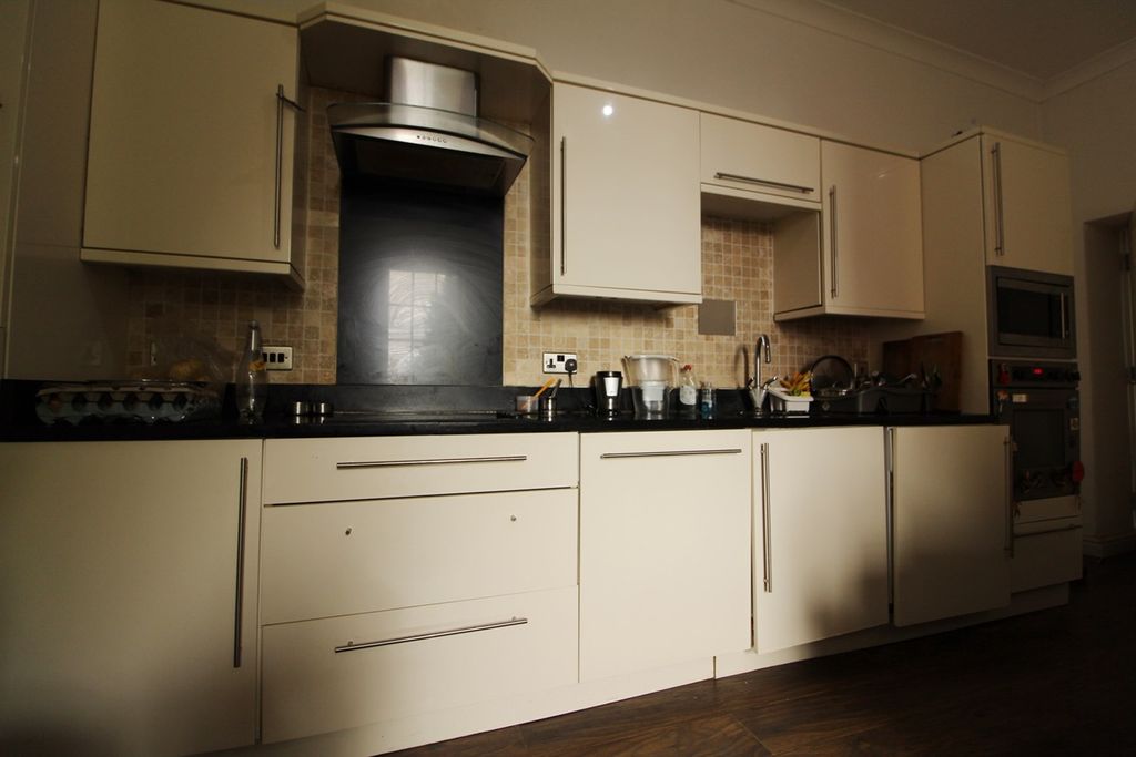 Property photo 3 of 7 Kitchen