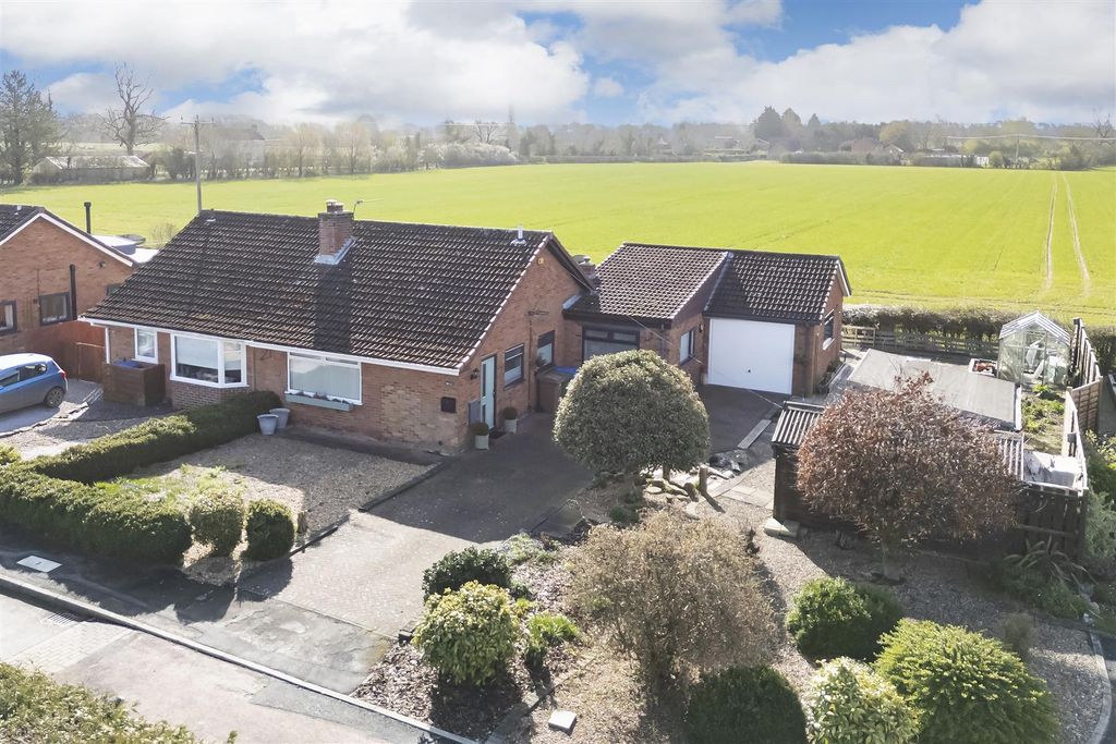 Property photo 1 of 14 001 - 40 St Martins Close.Jpg