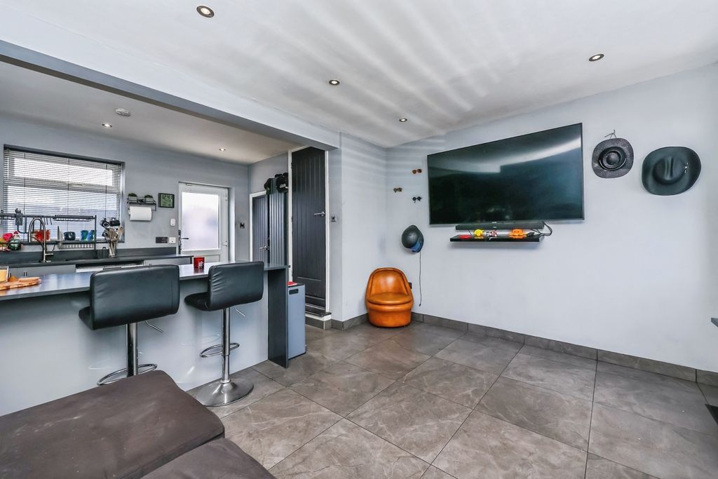 Property photo 3 of 16 Pbox-Img.Jpg