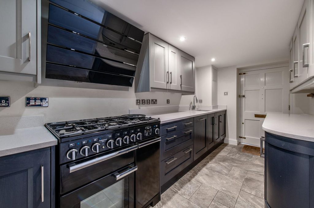 Property photo 3 of 11 Kitchen