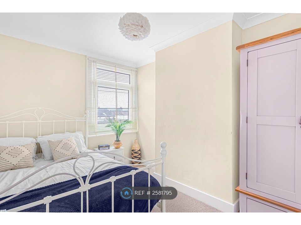 Property photo 1 of 12 £825