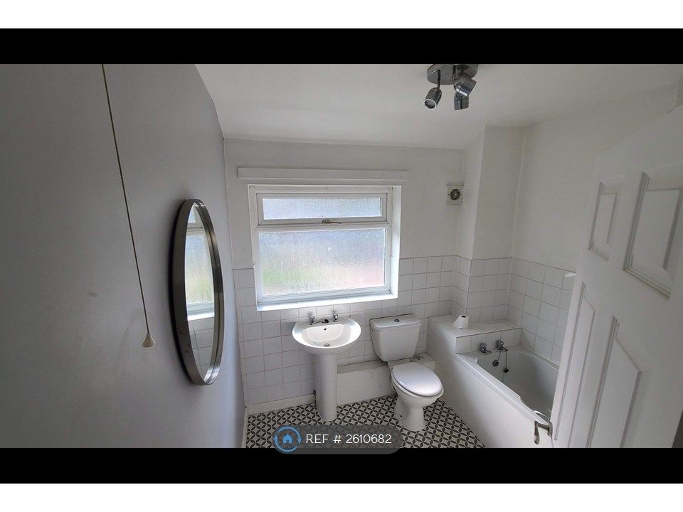 Property photo 3 of 10 Bathroom