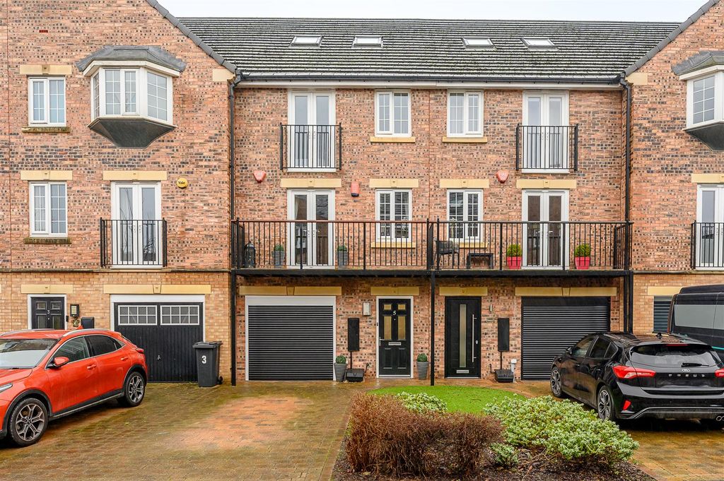 Property photo 1 of 21 External