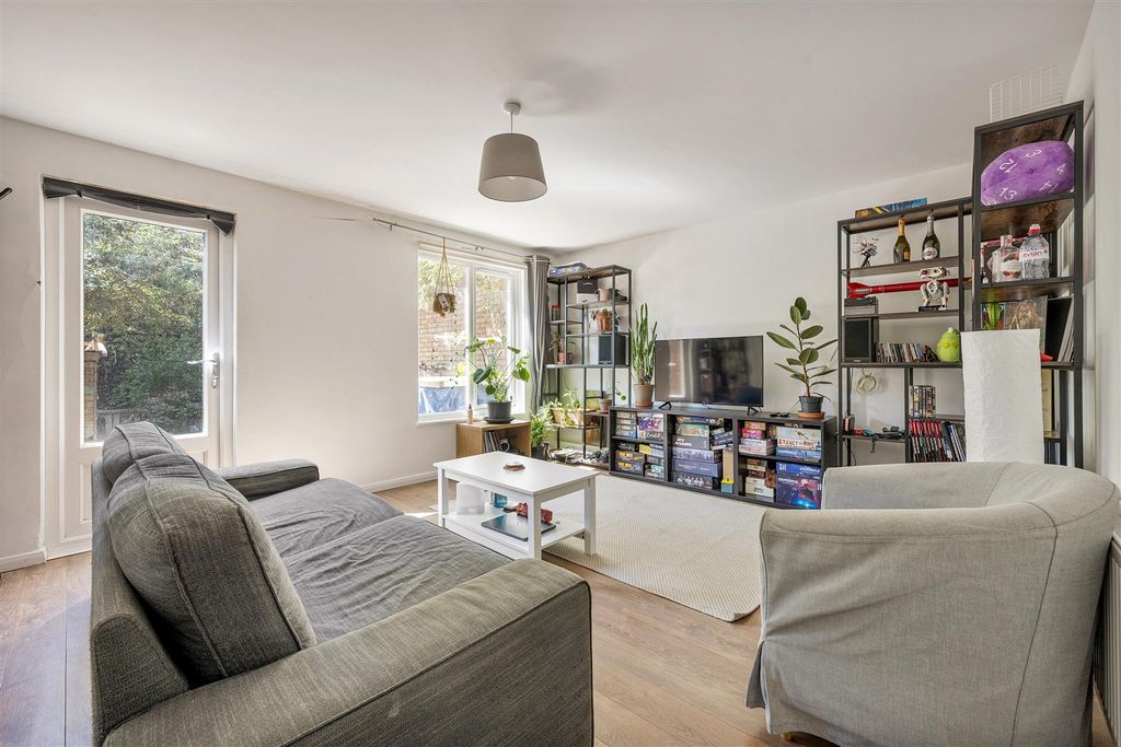 Property photo 2 of 22 Rectory Square, E1