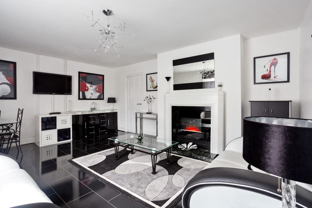 Property photo 2 of 12 Sitting Room
