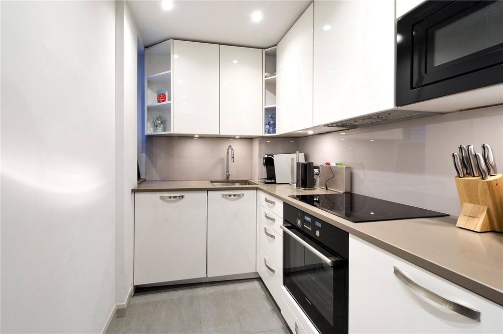 Property photo 3 of 7 Kitchen