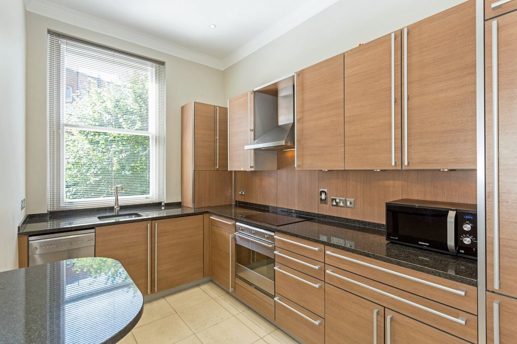 Property photo 3 of 10 Kitchen