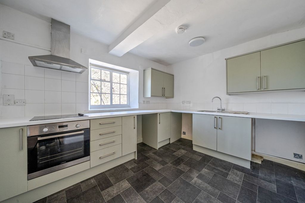 Property photo 2 of 9 Kitchen