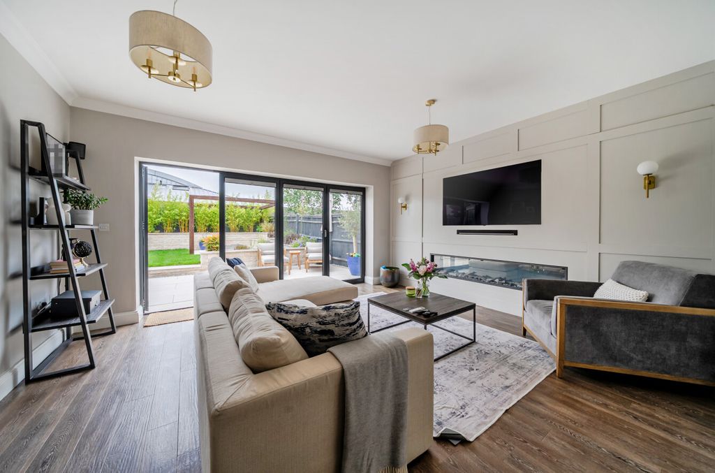 Property photo 2 of 14 1478030-15-6A33F8...