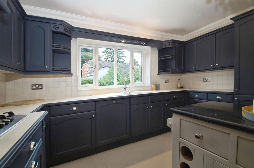 Property photo 3 of 17 Kitchen