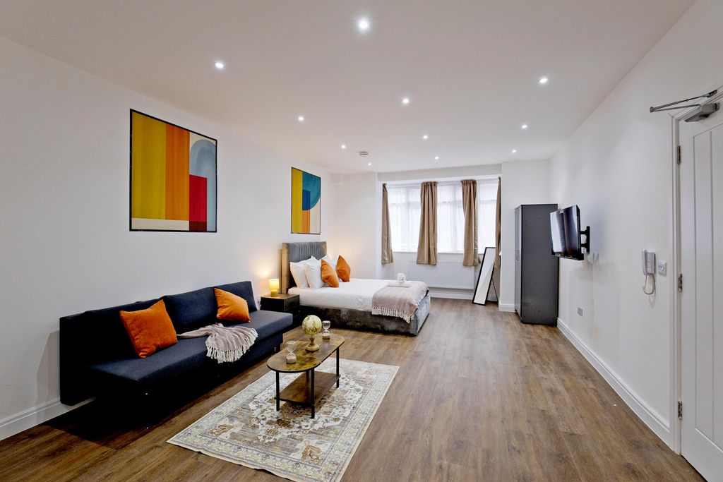 Property photo 2 of 16 Woodberry 64 Studio-5956