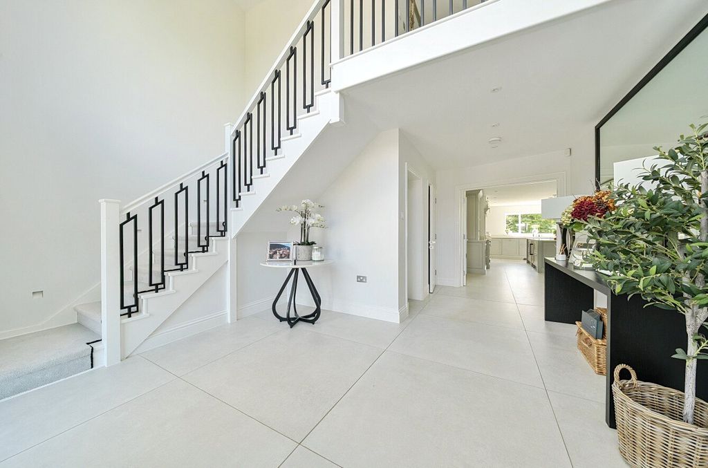 Property photo 3 of 27 Entrance Hall