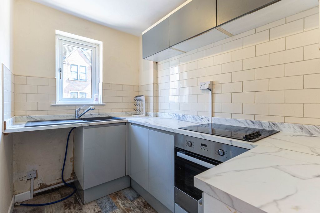 Property photo 2 of 11 Kitchen