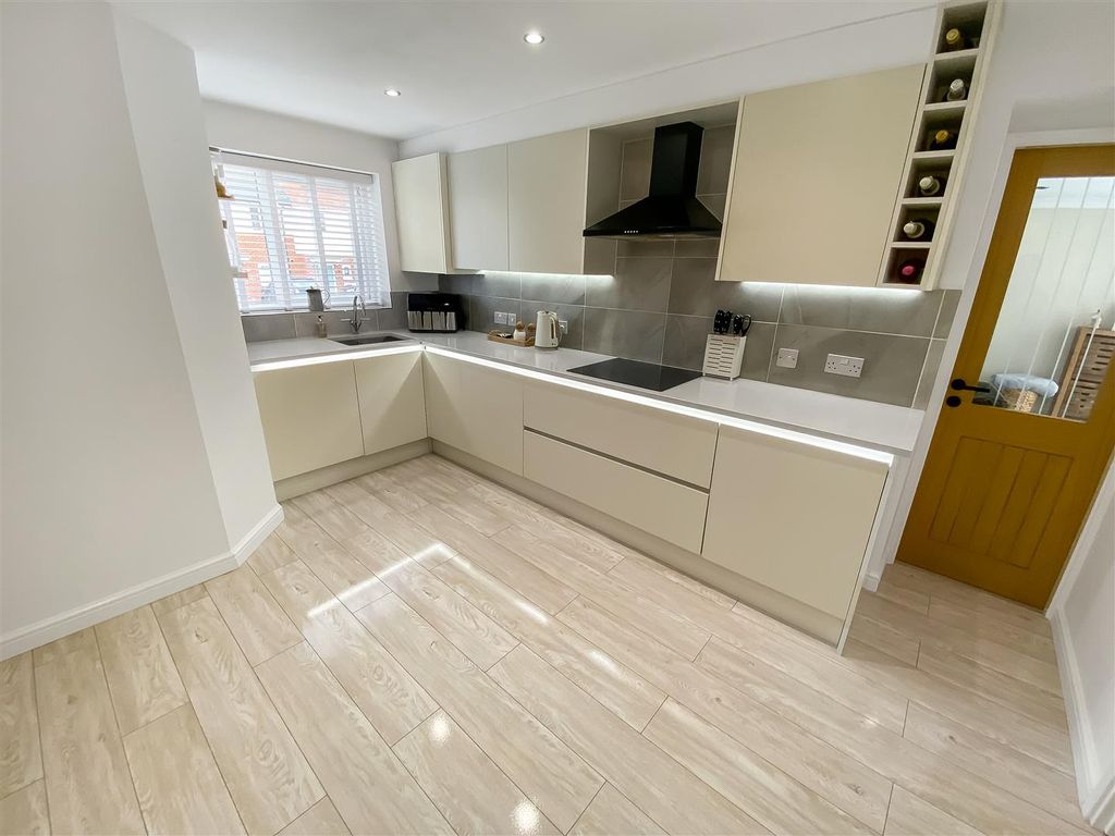 Property photo 2 of 17 Kitchen/Breakfast Room