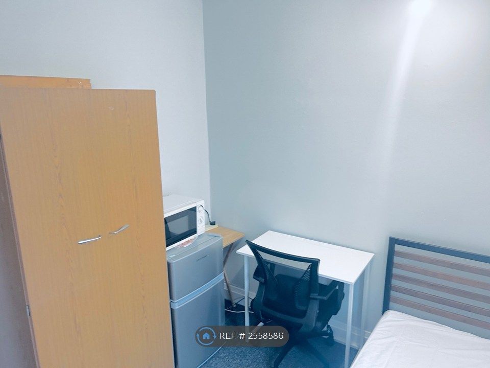 Property photo 2 of 8 Single Room With Shared Bathroom