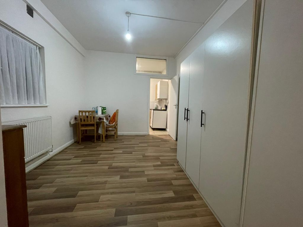 Property photo 3 of 12 Photo 6