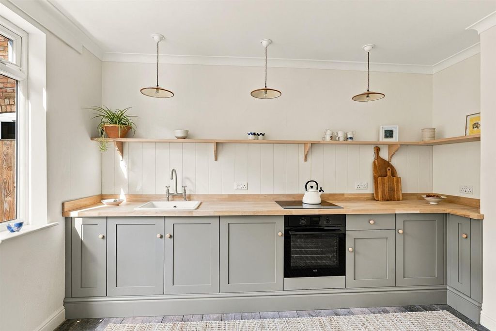 Property photo 3 of 22 8-Warwickstreet-008.Jpg