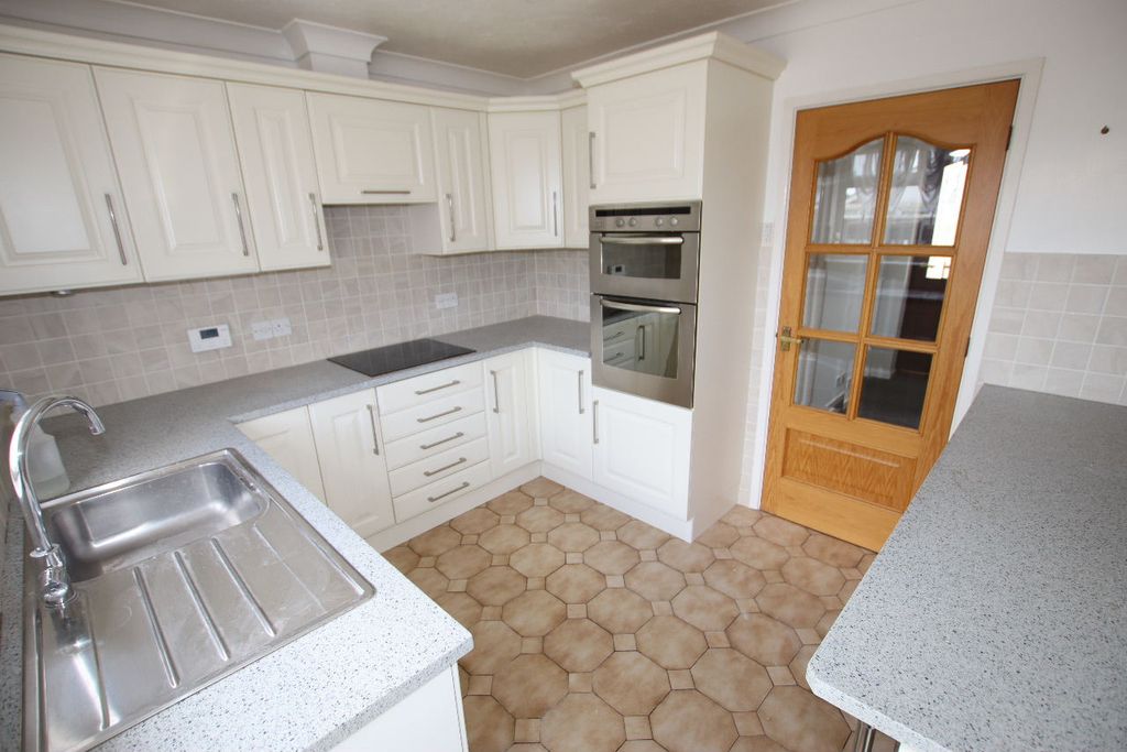 Property photo 3 of 22 Thorpe Road 222 - Kitchen 1